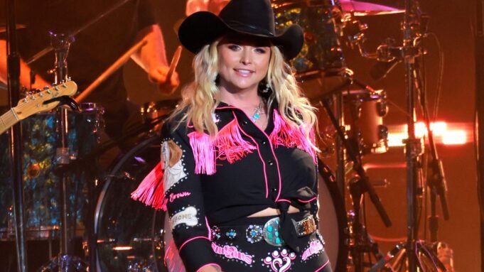 米蘭達·蘭伯特(Miranda Lambert)在舞台上拋出胸罩後的野蠻反應 米蘭達·蘭伯特(Miranda Lambert)在舞台上拋出胸罩後的野蠻反應