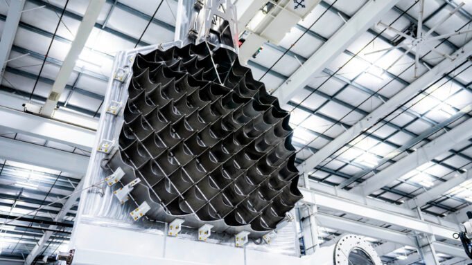 SpaceX的Super Heavy Booster將在2025年8月18日當天的新鮮“網格鰭”照片飛行。