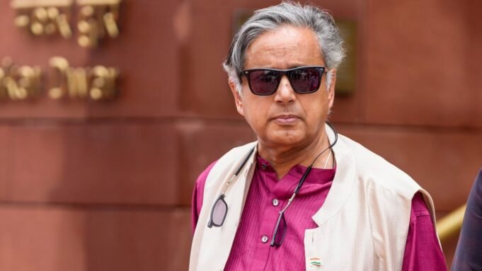 對破壞EC信譽的公平選舉的懷疑，旗幟Shahi Tharoor在“ Chori投票”抗議活動中