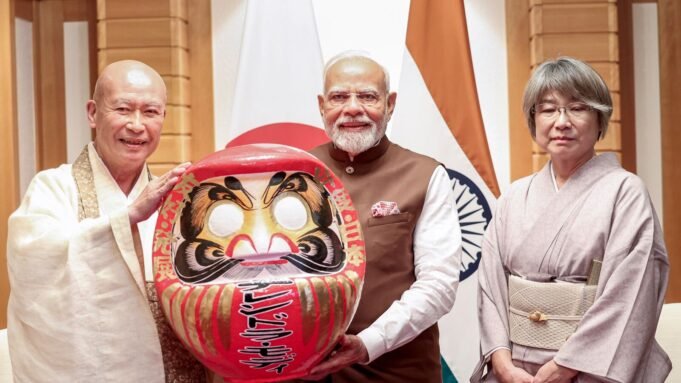 觀看| PM Modi與傳統的日本Daroma娃娃一起呈現 – 什麼像徵？
