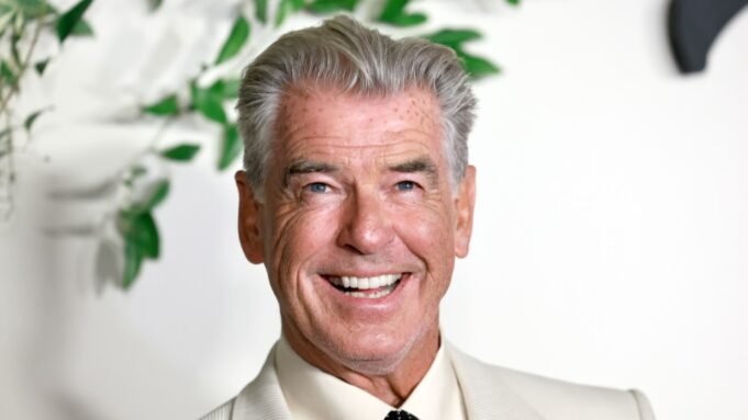 皮爾斯·布羅斯南(Pierce Brosnan)的兒子與他的父親罕見地露面 皮爾斯·布羅斯南(Pierce Brosnan)的兒子與他的父親罕見地露面