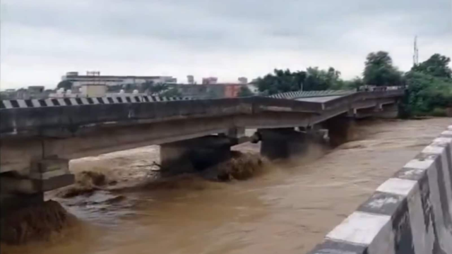 查mu-Pathankot高速公路附近的Sahar Khad河的J&K Darm橋上的恆定降雨|他看著 查mu-Pathankot高速公路附近的Sahar Khad河的J&K Darm橋上的恆定降雨|他看著