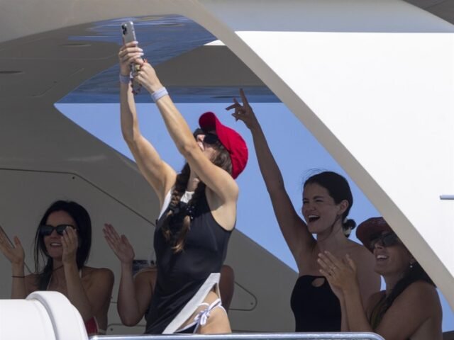 Selena-Gomez-Lets-Loose-in-Cabo-for-Gal-Pal-Bash.jpg