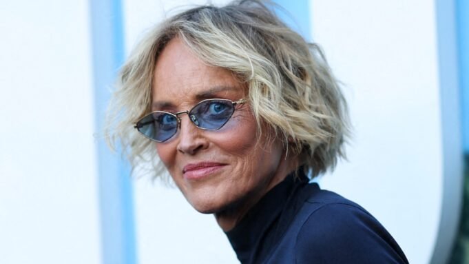 莎朗·斯通(Sharon Stone)67中的白髮看起來很棒:照片 莎朗·斯通(Sharon Stone)67中的白髮看起來很棒:照片
