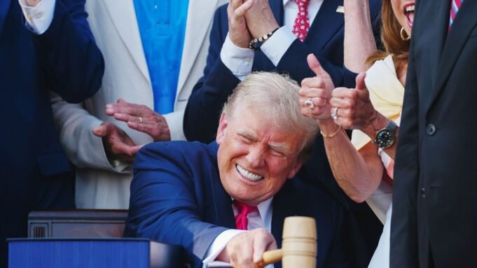 對尋求工作和公民身份的移民的“ Enti -America”審查，批評家稱其為“真的很擔心”