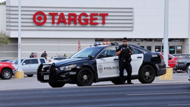 Target Store Sattering離開了返回學校的熱潮，三人死了。懷疑