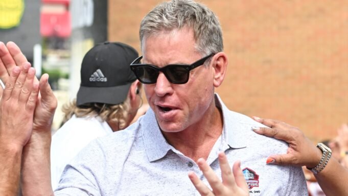 特洛伊·艾克曼(Troy Aikman)強調了他與女兒的關係:圖片 特洛伊·艾克曼(Troy Aikman)強調了他與女兒的關係:圖片