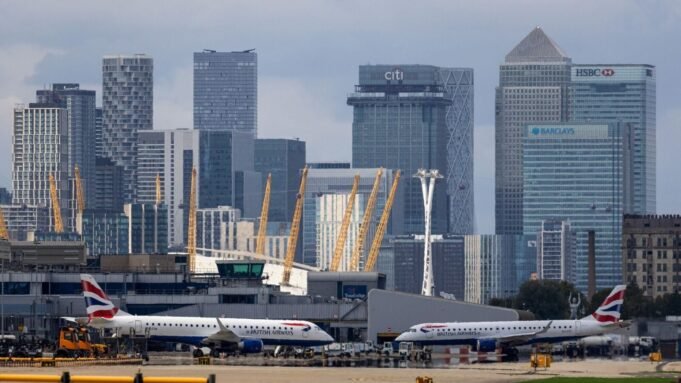 由於違反“反恐怖主義法”的行為,英國航空公司的飛行員被暫停。在整個旅程中保持座艙門打開 由於違反“反恐怖主義法”的行為,英國航空公司的飛行員被暫停。在整個旅程中保持座艙門打開