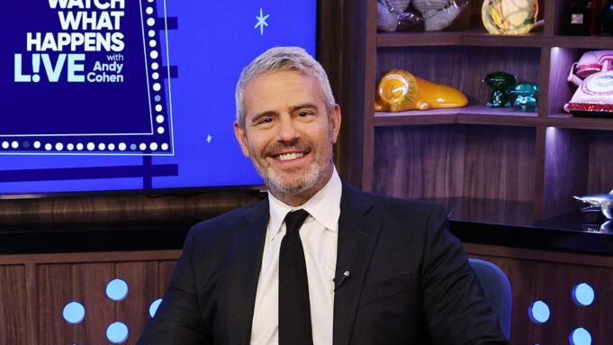 安迪·科恩(Andy Cohen)向70年代後期致敬丹妮爾·斯賓塞(Danielle Spencer) 安迪·科恩(Andy Cohen)向70年代後期致敬丹妮爾·斯賓塞(Danielle Spencer)