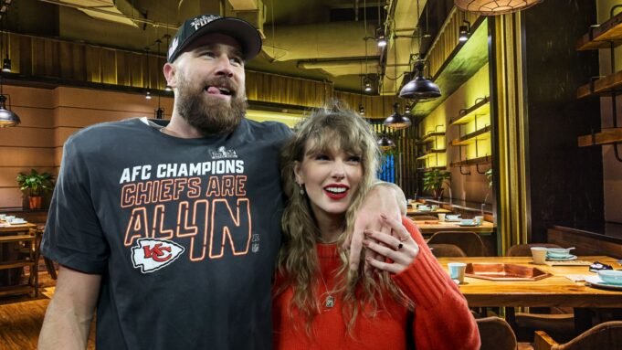 特拉維斯·凱爾斯(Travis Kelce)的牛排館對泰勒·斯威夫特(Taylor Swift)致敬 特拉維斯·凱爾斯(Travis Kelce)的牛排館對泰勒·斯威夫特(Taylor Swift)致敬