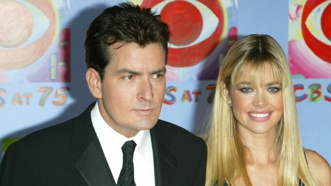 丹妮絲·理查茲（Denise Richards）出現在查理·辛（Charlie Sheen）的紀錄片中