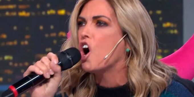 Viviana Canosa完整程序中發生的事情的電壓和神經表現出固執 Viviana Canosa完整程序中發生的事情的電壓和神經表現出固執