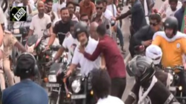病毒視頻:在比哈爾集會的粉絲拉胡爾·甘地(Rahul Gandhi)的苦難被屠殺;互聯網用戶說,’50 rupaiya kaat in ka’|他看著 病毒視頻:在比哈爾集會的粉絲拉胡爾·甘地(Rahul Gandhi)的苦難被屠殺;互聯網用戶說,’50 rupaiya kaat in ka’|他看著