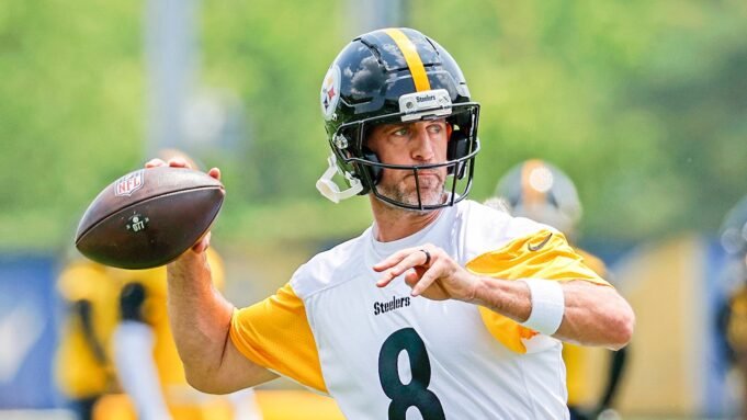 亞倫·羅傑斯(Aaron Rodgers)抱怨美國足球協會的頭盔,他本賽季被迫穿著 亞倫·羅傑斯(Aaron Rodgers)抱怨美國足球協會的頭盔,他本賽季被迫穿著