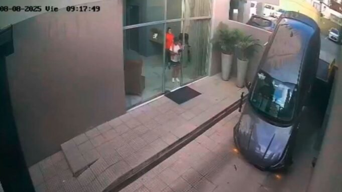 當停車場離開時，他用汽車摔倒在真空上，病毒去了