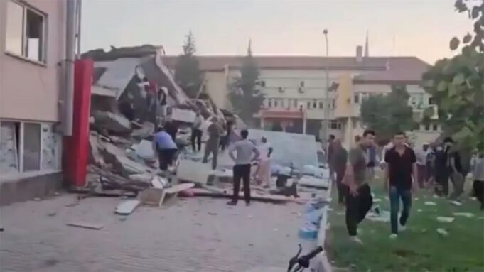 它震撼了強烈的地震6.1,震撼了türkiye:據報導倒塌的建築物 它震撼了強烈的地震6.1,震撼了türkiye:據報導倒塌的建築物