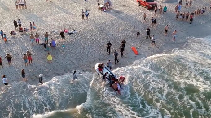 沿海高地在當前的救援行動充滿撕裂後，將海灘施加了數小時