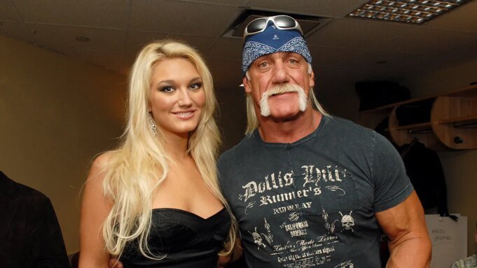 布魯克·霍根(Brooke Hogan)聲稱,當局希望他父親的死亡拍攝人體攝影。 布魯克·霍根(Brooke Hogan)聲稱,當局希望他父親的死亡拍攝人體攝影。