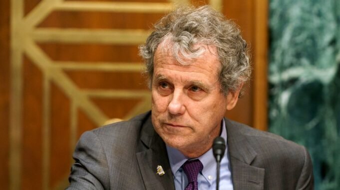 Sherrod Brown面臨著在返回拍賣中鼓勵的密碼行業 Sherrod Brown面臨著在返回拍賣中鼓勵的密碼行業