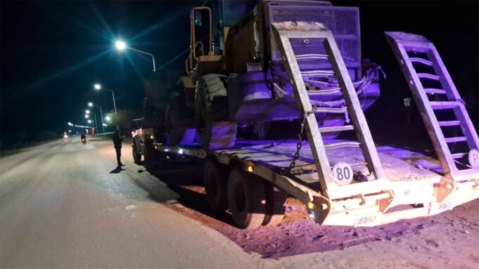 他們附著在92號公路上的一條邪惡道路上的卡車司機上 他們附著在92號公路上的一條邪惡道路上的卡車司機上