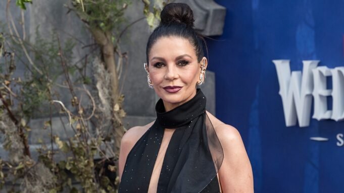 “星期三”的明星凱瑟琳·澤塔·瓊斯（Catherine Zeta-Jones）承認有4棟房屋“聲音非常噴氣機”