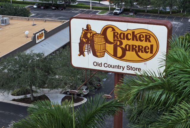 Cracker Barrel Co -Founder：“離開徽標”