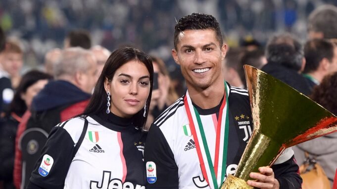 喬治娜·羅德里格斯(Georgina Rodriguez)展示了克里斯蒂亞諾·羅納爾多(Cristiano Ronaldo) 喬治娜·羅德里格斯(Georgina Rodriguez)展示了克里斯蒂亞諾·羅納爾多(Cristiano Ronaldo)