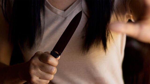 一名婦女為伴侶的侵略辯護，並在4月8日在巴里奧刺傷了他
