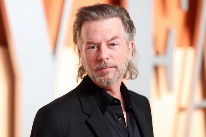 大衛·斯皮德（David Spade）跟隨他的家人簽名