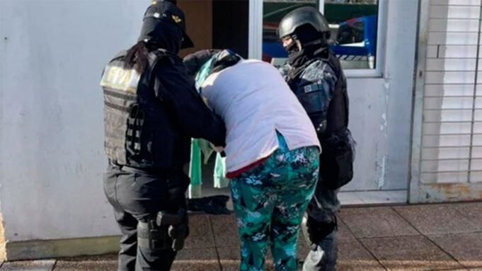 克魯茲·德爾·埃耶(Cruz del Eje)突襲:他們逮捕了一名與販毒有關的婦女 克魯茲·德爾·埃耶(Cruz del Eje)突襲:他們逮捕了一名與販毒有關的婦女