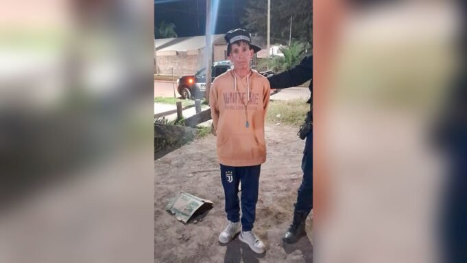 他們逮捕了一個年輕人,該男子被要求在Añatuya中進行各種搶劫 他們逮捕了一個年輕人,該男子被要求在Añatuya中進行各種搶劫