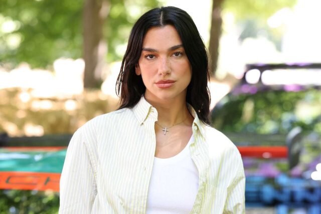 Dua Lipa參觀了監獄讀書俱樂部。這是他們讀的