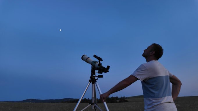 8月11日觀看土星和月球在臉上關閉。 8月11日觀看土星和月球在臉上關閉。