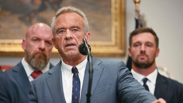 民事工人打電話給小羅伯特·肯尼迪(Robert Kennedy Jr.)停止疫苗的混亂 民事工人打電話給小羅伯特·肯尼迪(Robert Kennedy Jr.)停止疫苗的混亂