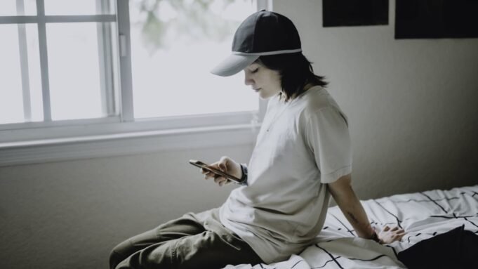988年LGBTQ青年:特朗普政府切割的特殊危機服務 988年LGBTQ青年:特朗普政府切割的特殊危機服務