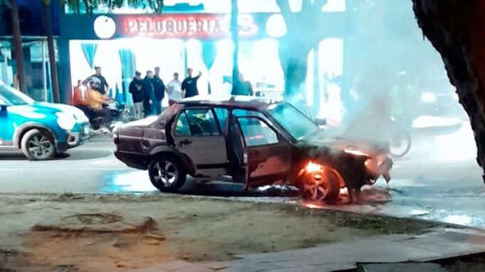 一家人通過在一條街上燃燒汽車來奇蹟般地保存
