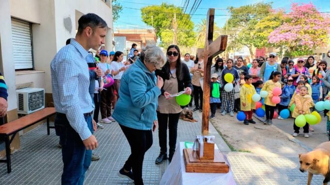 拉克魯茲·德爾·朱比洛(La Cruz del Jubileo)到達費爾南德斯(Fernández),被當局收到 拉克魯茲·德爾·朱比洛(La Cruz del Jubileo)到達費爾南德斯(Fernández),被當局收到