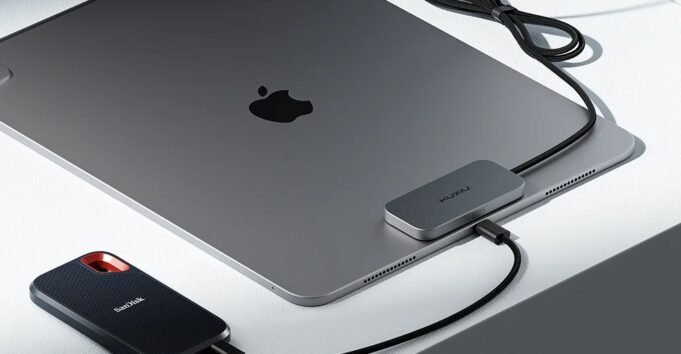 該充電器將無線充電設施帶到iPad