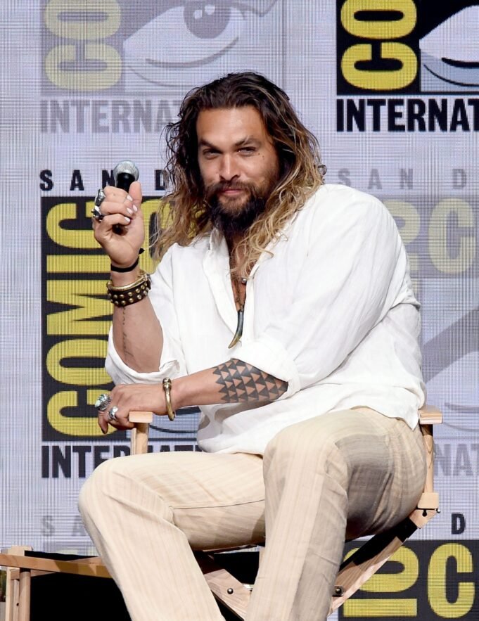 傑森·莫莫亞（Jason Momoa）為一個複興的強奸笑話道歉