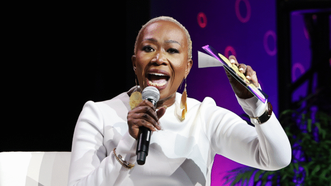喬伊·里德（Joy Reid）爆炸了特朗普和貓王作為歷史上的一些中等白人