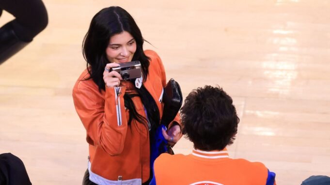 凱莉·詹納（Kylie Jenner）的女兒風暴與媽媽一起在Ulta廣告中
