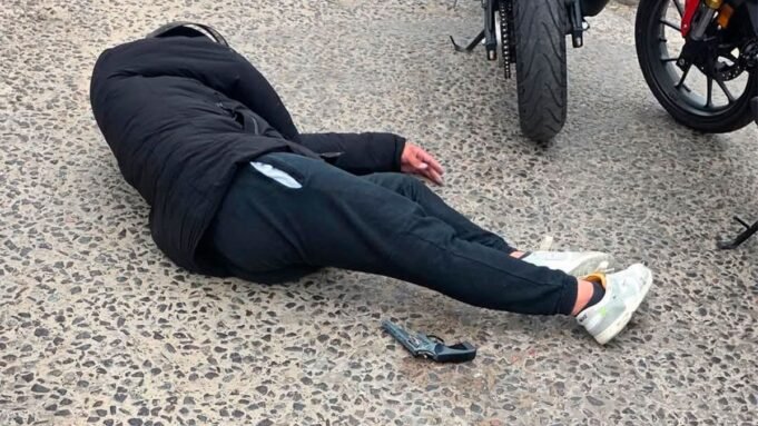 試圖偷摩托車向警察偷摩托車時，小偷在他的腦海中結束了