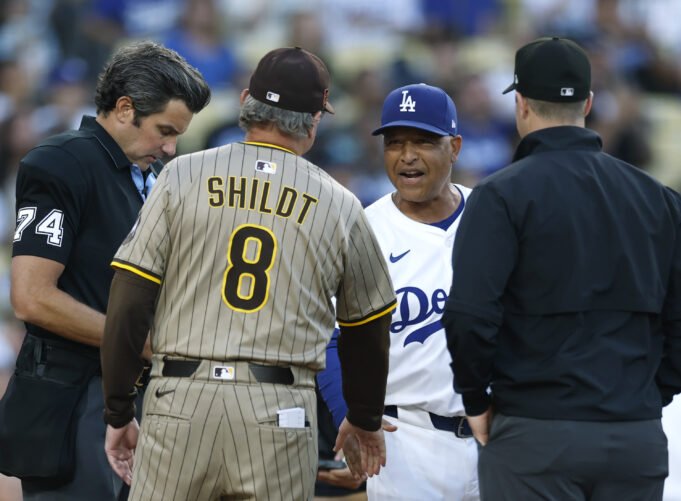 道奇隊的戴夫·羅伯茨(Dave Roberts)與帕德雷斯(Padres) 道奇隊的戴夫·羅伯茨(Dave Roberts)與帕德雷斯(Padres)
