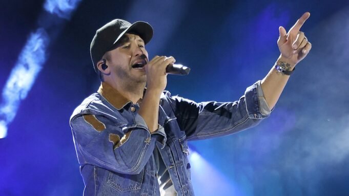 盧克·布萊恩(Luke Bryan)在演出中被擊中臉上有強大的位置 盧克·布萊恩(Luke Bryan)在演出中被擊中臉上有強大的位置
