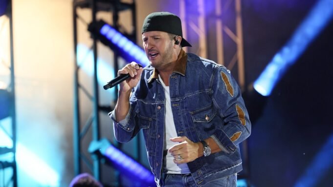 鄉村歌手盧克·布萊恩(Luke Bryan)正在尋找在“傻瓜”音樂會期間扔東西的粉絲 鄉村歌手盧克·布萊恩(Luke Bryan)正在尋找在“傻瓜”音樂會期間扔東西的粉絲