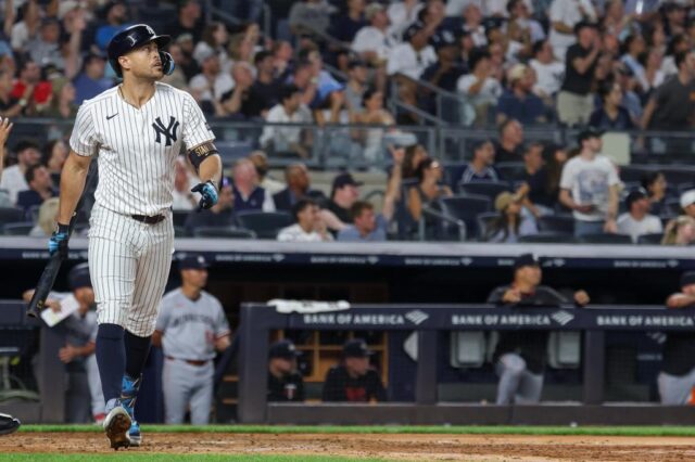 new-york-yankees-right-fielder-109528316.jpg
