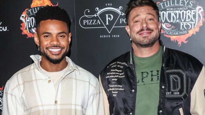 藍色歌手鄧肯·詹姆斯(Duncan James)與六歲的男友分開 – 與朋友一起跑去西班牙 藍色歌手鄧肯·詹姆斯(Duncan James)與六歲的男友分開 – 與朋友一起跑去西班牙