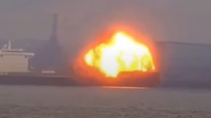 貨船將火焰送到空中 – 橋樑倒塌 – 爆炸式石頭巴爾的摩海港時刻 貨船將火焰送到空中 – 橋樑倒塌 – 爆炸式石頭巴爾的摩海港時刻