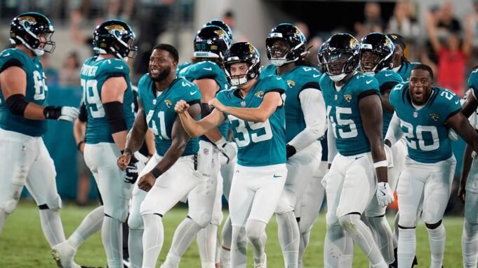 NFL季前賽:美洲虎的凸輪小命中70 NFL季前賽:美洲虎的凸輪小命中70
