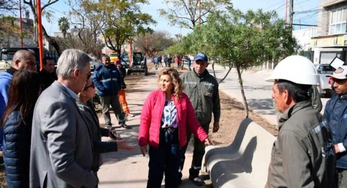 最著名的市長富恩特斯是對Paseo de la avenidaColón的重新設計和改進 最著名的市長富恩特斯是對Paseo de la avenidaColón的重新設計和改進